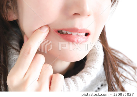 A woman who opened her mouth 120955027