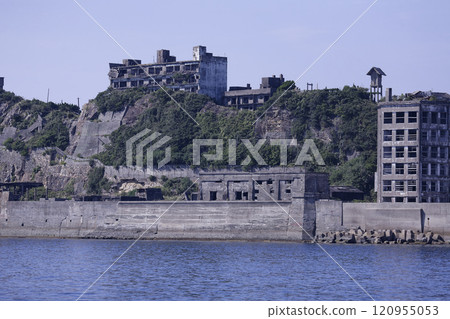 從長崎一側看到的軍艦島 從長崎一側看到的軍艦島 120955053