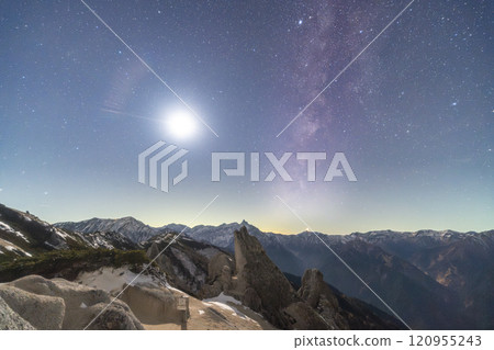 Dolphin Rock and the night sky of the Northern Alps 120955243