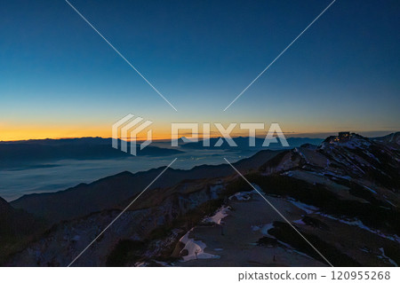 Morning glow of the sea of clouds Morning glow of the sea of clouds 120955268