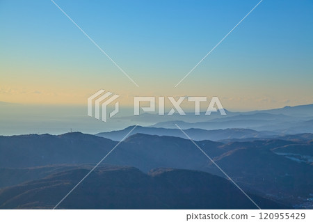 冬天的早晨,神奈川縣箱根駒岳索道從富士山頂看到的南側景色。 冬天的早晨,神奈川縣箱根駒岳索道從富士山頂看到的南側景色。 120955429