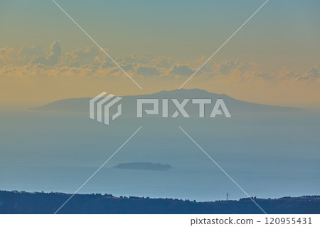 冬天的早晨,神奈川縣箱根駒岳纜車從駒嶽山頂眺望東南側(伊豆大島、初島、相模灣等) 冬天的早晨,神奈川縣箱根駒岳纜車從駒嶽山頂眺望東南側(伊豆大島、初島、相模灣等) 120955431