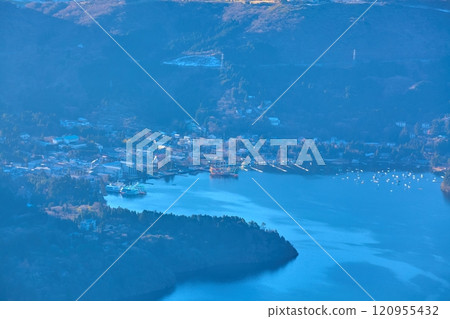 冬天的早晨,神奈川縣箱根駒岳纜車從駒嶽山頂向南眺望(箱根鎮港、蘆之湖等) 冬天的早晨,神奈川縣箱根駒岳纜車從駒嶽山頂向南眺望(箱根鎮港、蘆之湖等) 120955432