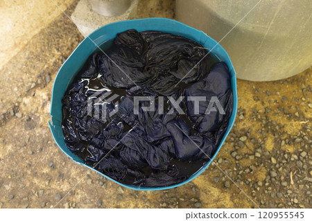 美麗的靛藍染色服裝 120955545