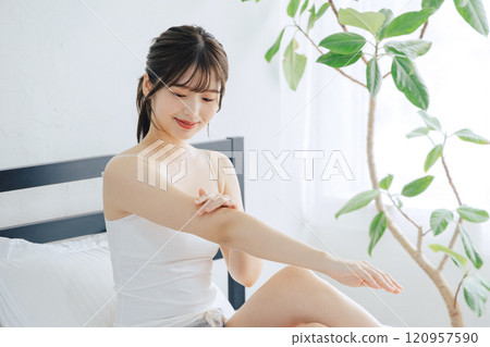 做手臂皮膚護理的女性 120957590