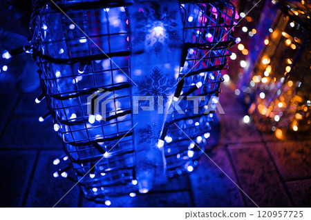 LED 燈泡點亮聖誕裝飾品 120957725