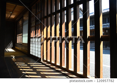 老民居的走廊 — 陽光透過木框照耀 120957782