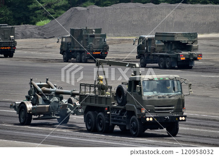 Chubu, Ground Self-Defense Force, Fuji School Commemorative Event, 155mm FH70 howitzer towed by truck at review ceremony, Oyama Town, Shizuoka Prefecture Chubu, Ground Self-Defense Force, Fuji School Commemorative Event, 155mm FH70 howitzer towed by truck at review ceremony, Oyama Town, Shizuoka Prefecture 120958032