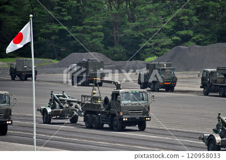 Image of the review ceremony for the Fuji School commemorative event held by the Japan Ground Self-Defense Forces in Chubu, a convoy of 155mm FH70 howitzers, Oyama Town, Shizuoka Prefecture Image of the review ceremony for the Fuji School commemorative event held by the Japan Ground Self-Defense Forces in Chubu, a convoy of 155mm FH70 howitzers, Oyama Town, Shizuoka Prefecture 120958033