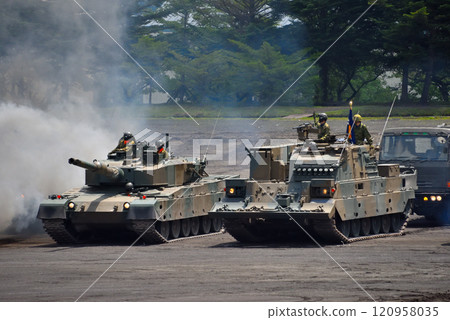 中部/日本陸上自衛隊/富士學校紀念活動/等待檢閱儀式的90式坦克和90式坦克搶修車/靜岡縣小山町 120958035