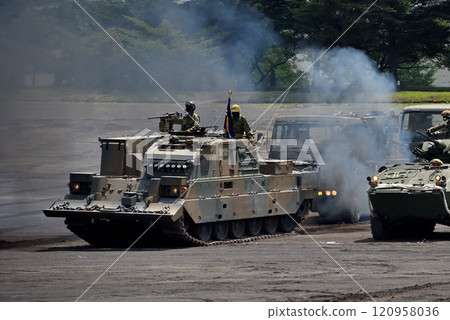 靜岡縣小山町，中部自衛隊富士學校紀念活動，90式坦克搶修車冒黑煙起飛檢閱儀式 120958036