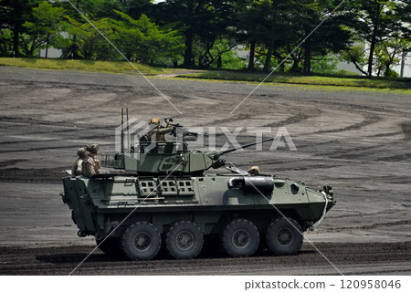 中部/日本陸上自衛隊/富士學校紀念活動/罕見的美國海軍LAV-AT在靜岡縣小山町檢閱儀式期間運行 120958046