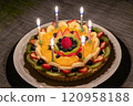 水果餡餅，上面放著六支點燃的蠟燭 120958188