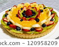 充滿五顏六色水果的餡餅的特寫 120958209