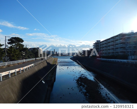 從靈成醫院方向看西宮市的海灘 120958321