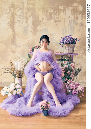 Pregnant women Maternity photos 120958667