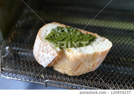 羅勒麵包 羅勒醬與法國麵包 羅勒麵包 羅勒醬與法國麵包 120959237