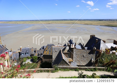 從聖米歇爾山修道院俯瞰海灣 120959379