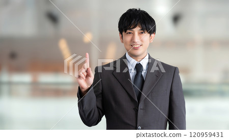 男性商人用食指引導 120959431