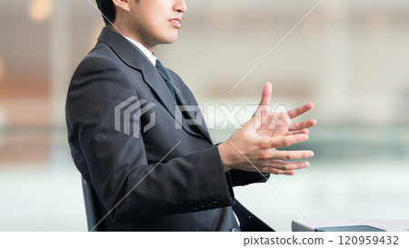 男性商人解釋和談判業務 男性商人解釋和談判業務 120959432