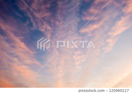 日出的天空,雲彩被早晨的陽光染紅 日出的天空,雲彩被早晨的陽光染紅 120960227