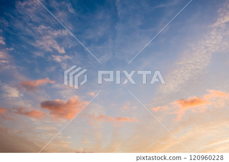 日出的天空,雲彩被早晨的陽光染紅 日出的天空,雲彩被早晨的陽光染紅 120960228