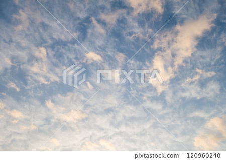 日出的天空,雲彩被早晨的陽光染紅 日出的天空,雲彩被早晨的陽光染紅 120960240