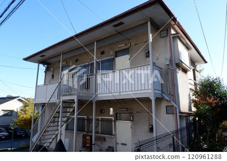 Old apartment 120961288