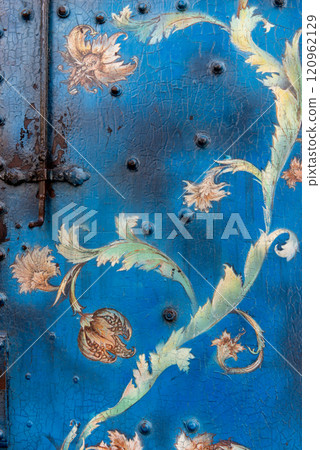 Blue gate, decorated with colorful runner flower 120962129