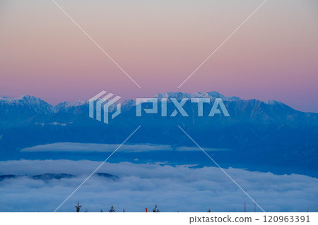 [冬季素材]冬季從霧峰看到的沐浴在日出中的南阿爾卑斯山[長野縣] 120963391