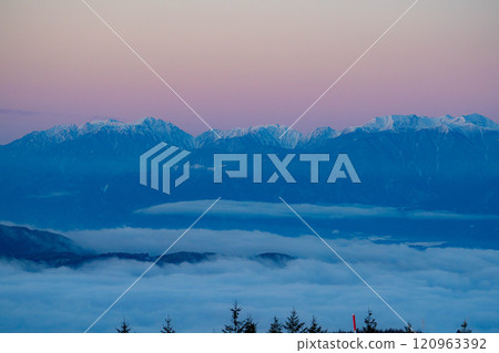 [冬季素材]冬季從霧峰看到的沐浴在日出中的南阿爾卑斯山[長野縣] 120963392