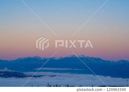 [Winter material] The Southern Alps dyed in the morning glow as seen from Kirigamine in winter [Nagano Prefecture] 120963398