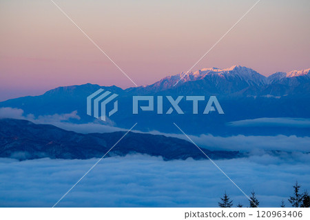 [Winter material] The Southern Alps dyed in the morning glow as seen from Kirigamine in winter [Nagano Prefecture] 120963406