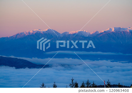 [冬季素材]冬季從霧峰看到的沐浴在日出中的南阿爾卑斯山[長野縣] 120963408