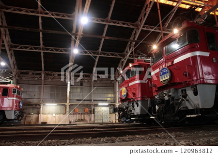 FE81型電力機車在復古的長岡機車段一字排開(97,140,141)_2024/12/1 照片 120963812