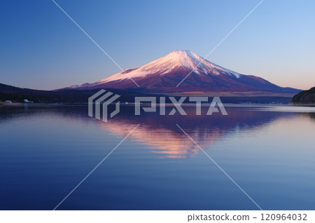 從山中湖岸邊看到的黎明富士山 120964032