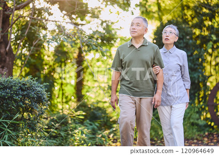 散步的年長夫婦 120964649