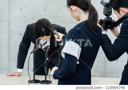 Businessman holding an apology conference 120964746