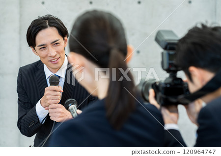 Businessman holding an apology conference 120964747