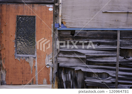 破舊住宅的門和牆 120964781