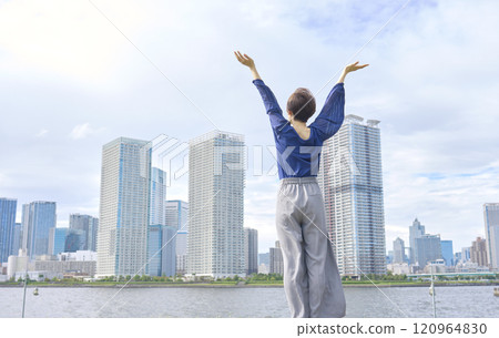 女人在外面深呼吸，後視 120964830