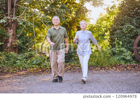 做步行運動的年長夫婦 做步行運動的年長夫婦 120964978