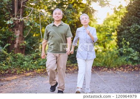 做步行運動的年長夫婦 做步行運動的年長夫婦 120964979