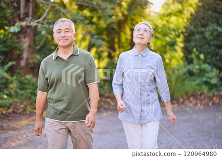 做步行運動的年長夫婦 做步行運動的年長夫婦 120964980