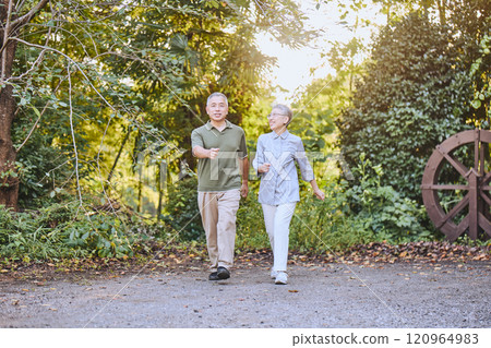 Senior couple doing walking exercises 120964983