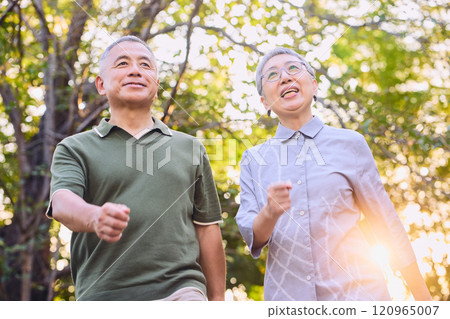 做步行運動的年長夫婦 120965007