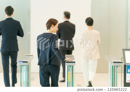 人們透過辦公室安全門 120965222