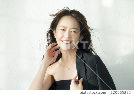 穿著黑夾克的中年婦女 120965253