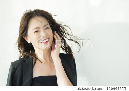 穿著黑夾克的中年婦女 120965255