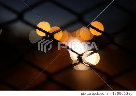 想要跨越的夜晚的柵欄 120965353